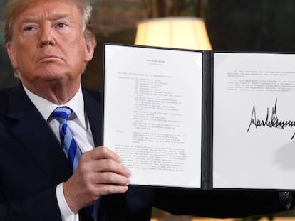 Trump enseña el documento que rompe el acuerdo nuclear con Irán.