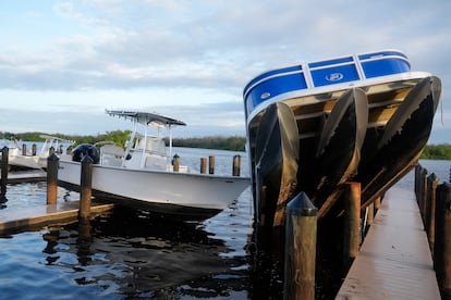 Pequeñas embarcaciones descansan sobre un muelle tras ser desamarradas durante el huracán Milton, este 10 de octubre en Fort Myers.