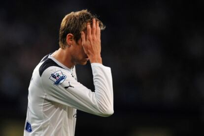 El delantero del Tottenham Crouch se desespera tras marcar un gol en propia puerta.