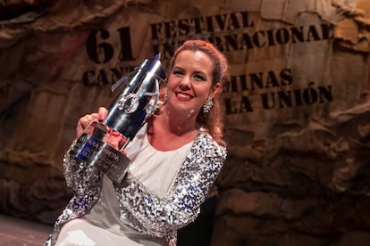 La cantaora pacense Esther Merino posa con la Lámpara Minera tras proclamarse vencedora del LXI Festival Internacional del Cante de las Minas de La Unión.