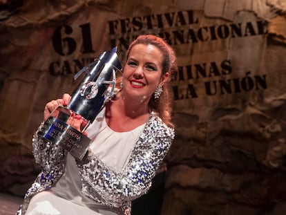 La cantaora pacense Esther Merino posa con la Lámpara Minera tras proclamarse vencedora del LXI Festival Internacional del Cante de las Minas de La Unión.