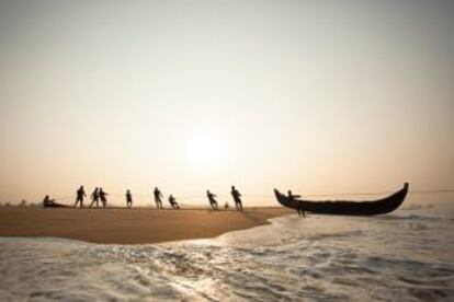 Pescadores en la playa de Poovar, en Kerala (India).