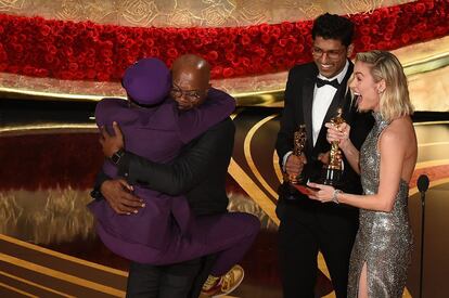 El director Spike Lee (a la izquierda), ganador con el Oscar al guion adaptado por 'Infiltrado en el KKKlan', abraza efusivamente a Samuel L. Jackson.