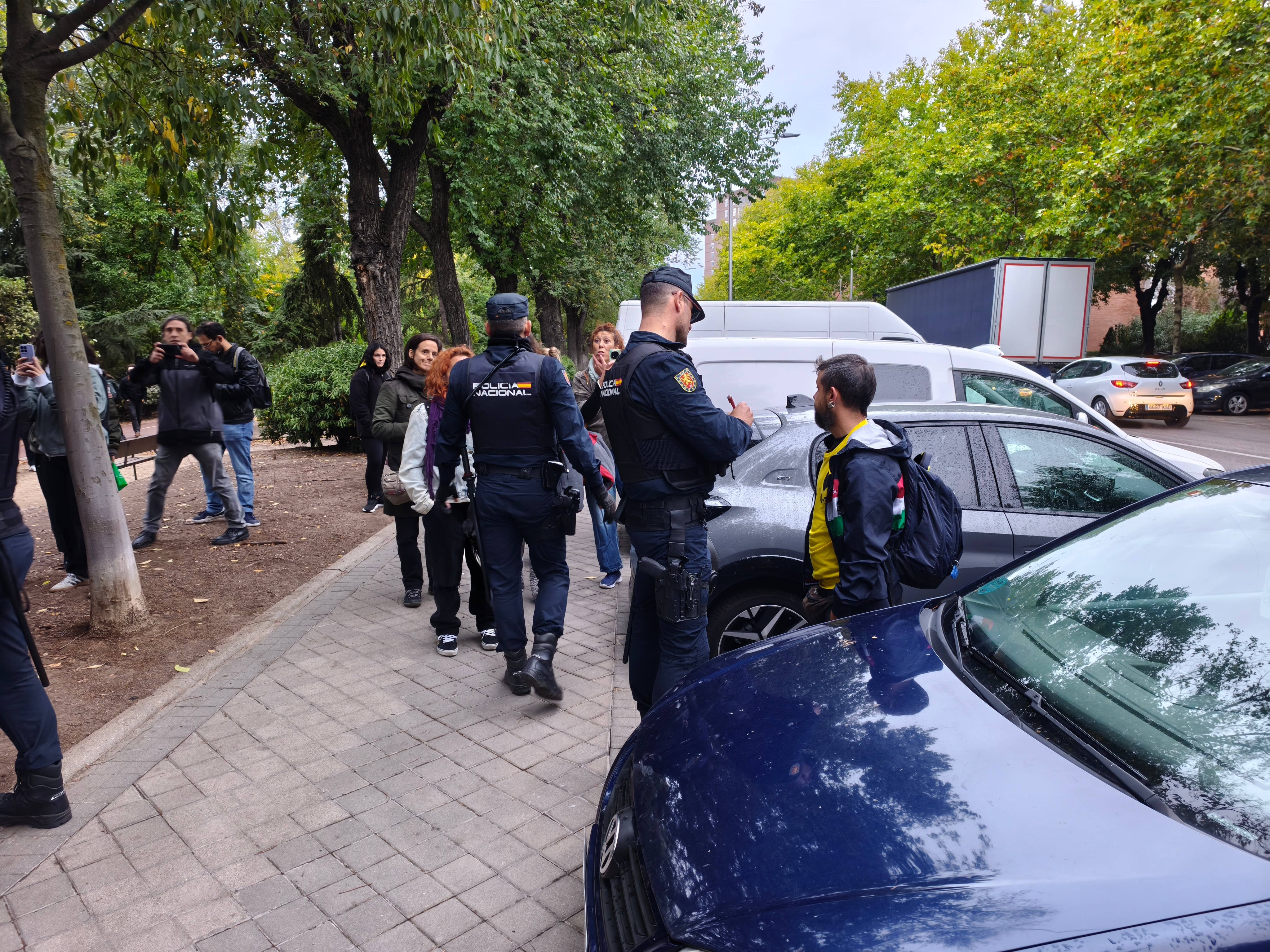 
La Policía Nacional identifica a uno de los participantes en el corte de la carretera. 
