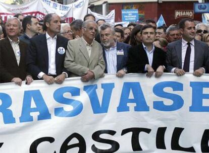 El presidente del Sindicato Central de Regantes del Acueducto Tajo Segura (SCRATS), Francisco del Amor (3-i); los presidentes de Murcia y de Valencia, Ramón Luis Valcárcel (i), y Francisco Camps (2-i), respectivamente, y los secretarios generales de los soliclistas murcianos y valencianos, Pedro Saura (2-d) y Jorge Alerte (d), al inicio de la manifestación.