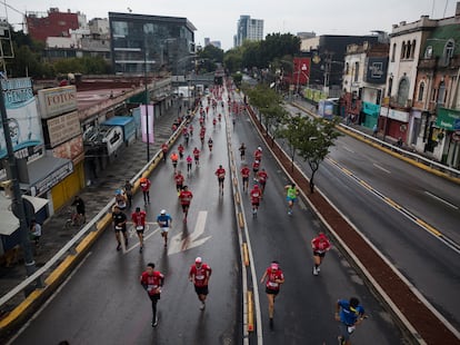 Los corredores del XXXIX Maratón de la Ciudad de México 2022 recorrieron 10 kilómetros sobre la avenida Insurgentes, para después adentrarse en la colonia Condesa, el circuito se extenderá por Paseo de la Reforma, avenida Juárez, y finalizó en el Zócalo capitalino.