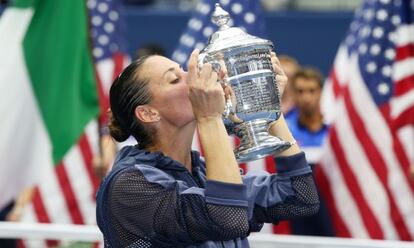 Pennetta besa el trofeo de campeona del US Open.