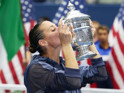 Pennetta besa el trofeo de campeona del US Open.