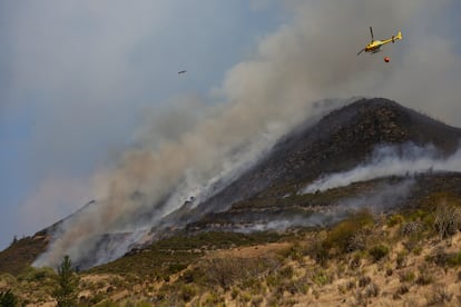 Un helicóptero sobrevuela el incendio Fasgar, este jueves.