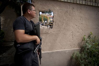 El Gobierno de Coahuila ha ordeandoo tirar los restos de las casas saqueadas, en medio de un fuerte dispositivo de seguridad.