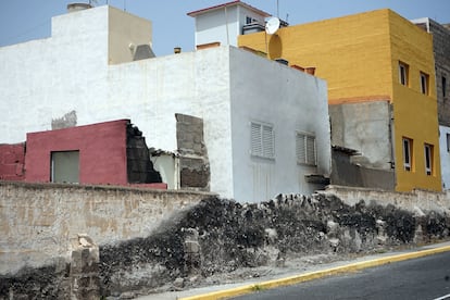 Fachada de la vivienda en el barrio de La Isleta, en Las Palmas de Gran Canaria, donde se produjo la presunta agresión machista.