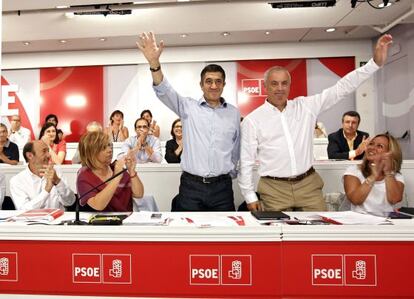 Rubalcaba, Valenciano, Jiménez y demás participantes del comité federal aplauden a los candidatos del PSOE, Patxi López y Pachi Vázquez.