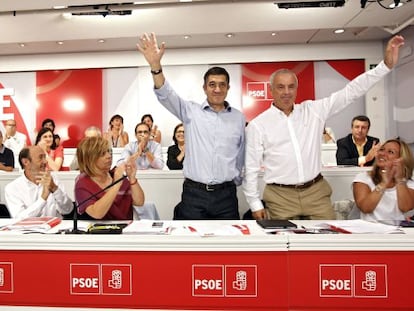 Rubalcaba, Valenciano, Jiménez y demás participantes del comité federal aplauden a los candidatos del PSOE, Patxi López y Pachi Vázquez.