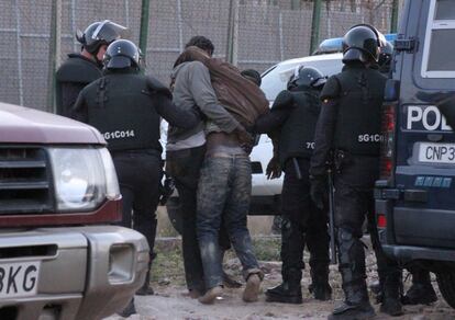 Algún inmigrante ha resultado herido, y ha sido trasladado hasta una ambulancia de la Cruz Roja que se había desplazado al lugar.