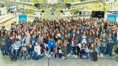 Alumnos del Instituto Laguna de Joatzel de Getafe, durante una visita a la planta de Airbus en la localidad madrile&ntilde;a.
 