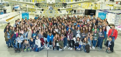 Alumnos del Instituto Laguna de Joatzel de Getafe, durante una visita a la planta de Airbus en la localidad madrile&ntilde;a.
 