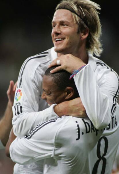 Beckham y Baptista se felicitan tras el gol del brasileño.