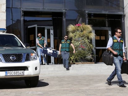 La Guardia Civil se lleva documentación del Ayuntamiento de Collado Villalba (Madrid) durante los registros de la Operación Púnica de octubre de 2014.