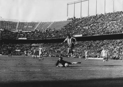 (12/10/1966) Partido de Copa de Europa, vuelta de los dieciseisavos de final. Atlético de Madrid vs Malmö (3-1). Luis, autor del primer gol, acosa al meta Ahlfeldt. Mendonça y Urtiaga marcaron los otros dos goles. Primer partido internacional disputado en el Manzanares.