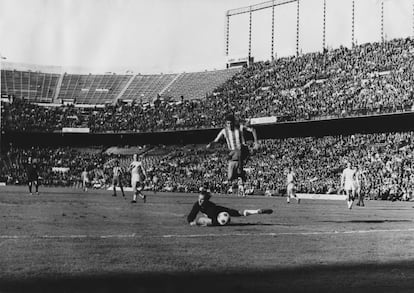 (12/10/1966) Partido de Copa de Europa, vuelta de los dieciseisavos de final. Atlético de Madrid vs Malmö (3-1). Luis, autor del primer gol, acosa al meta Ahlfeldt. Mendonça y Urtiaga marcaron los otros dos goles. Primer partido internacional disputado en el Manzanares.