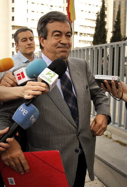 Francisco Álvarez Cascos sale de los juzgados seguido por periodistas.