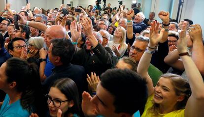 Militantes de los populares austriacos (ÖVP) celebran en Viena la proyección que da al partido vencedor en las europeas.