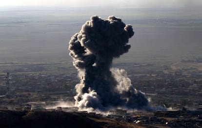Una columna de humo tras el ataque de las fuerzas kurdas en la ciudad iraquí de Sinjar, en manos del ISIS desde el verano de 2014.
