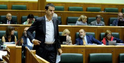 El diputado de UPyD, Gorka Maneiro, durante la sesión parlamentaria.