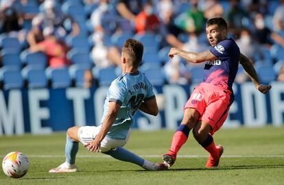 Correa remata ante Fontán para marcar el segundo gol del Atlético al Celta en Balaídos. / Miguel Vidal (REUTERS)