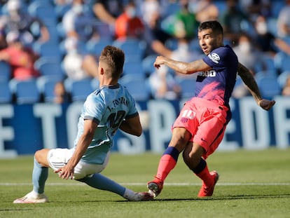 Correa remata ante Fontán para marcar el segundo gol del Atlético al Celta en Balaídos.  / Miguel Vidal (REUTERS)