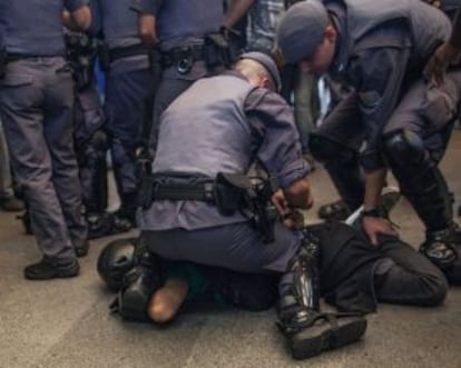 Policiais sobre manifestante no metrô Carrão, em São Paulo