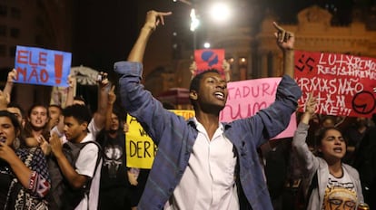 Cientos de personas se han manifestado este martes en contra del presidente electo Jair Bolsonaro, en Río de Janeiro (Brasil). 