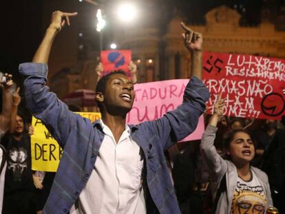 Cientos de personas se han manifestado este martes en contra del presidente electo Jair Bolsonaro, en Río de Janeiro (Brasil). 