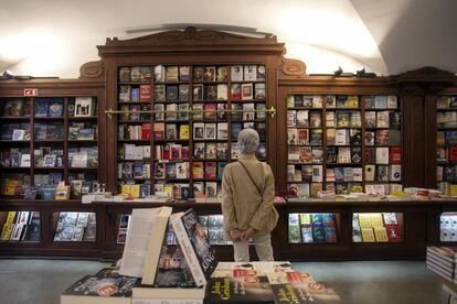 Una mujer observa los libros en Bertrand.