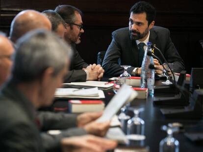 Roger Torrent, al fons, en la reunió de la Mesa del Parlament.