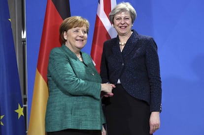 La canciller Angela Merkel, a la izquierda, junto a la primera ministra brit&aacute;nica Theresa May el pasado 16 de febrero.