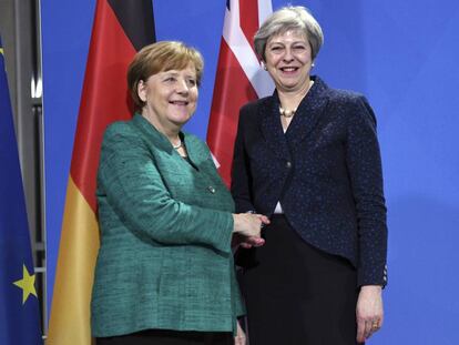 La canciller Angela Merkel, a la izquierda, junto a la primera ministra brit&aacute;nica Theresa May el pasado 16 de febrero.