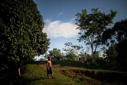 En los límites de Colombia con Perú y Brasil, las comunidades indígenas atraviesan las fronteras para raspar coca y trabajar en los laboratorios de drogas como una salida económica tras verse tan aislados de las ciudades. En la imagen, un habitante de La Libertad, la madrugada del 13 de diciembre. 