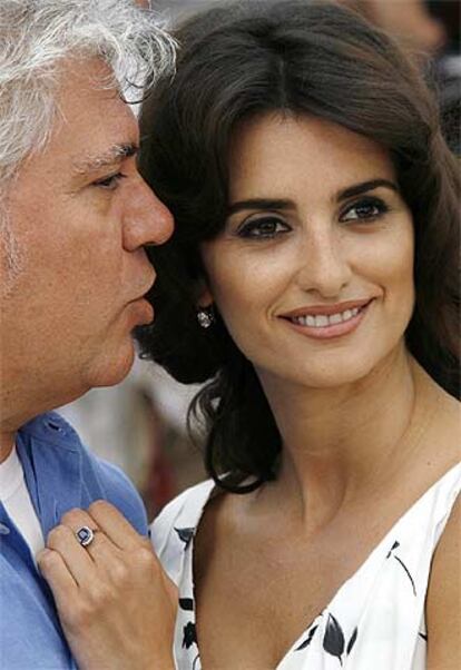 Pedro Almodóvar con Penélope Cruz, protagonista de <i>Volver</i>, en el pasado Festival de Cannes.