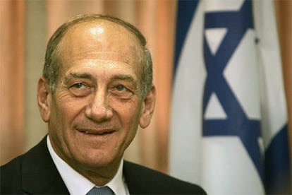 El primer ministro israelí, Ehud Olmert, durante una reunión de su partido.