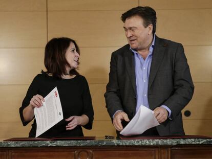 Firma del acuerdo entre el PSOE y Teruel existe, en la imagen Adriana Lastra y Tomás Guitarte.