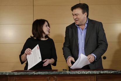 Firma del acuerdo entre el PSOE y Teruel existe, en la imagen Adriana Lastra y Tomás Guitarte.