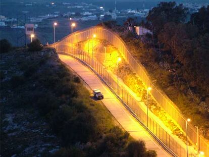 Potentes focos iluminan de noche la valla fronteriza entre Melilla y Marruecos.