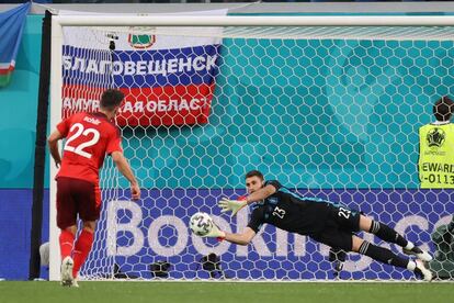 Unai Simón detiene el penalti lanzado Fabian Schar.