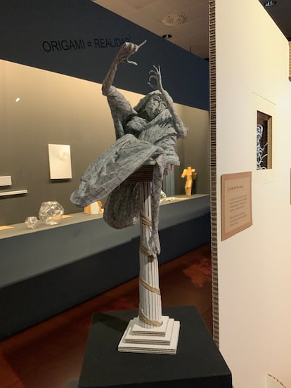 'Urania', figura de origami de Victor Coeurjoly, presente en la colección de la Escuela-Museo del Origami de Zaragoza.
