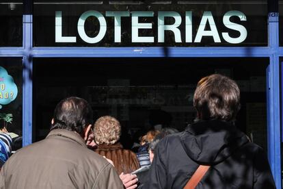 Ciudadanos haciendo cola en una administración de lotería.