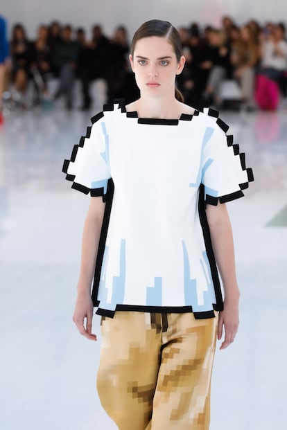 Una de las prendas 'pixeladas' de Jonathan Anderson para la colección primavera/verano 2023 de Loewe.