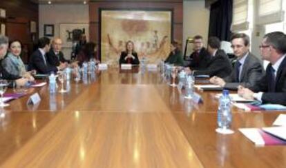 La ministra de Fomento, Ana Pastor, ha asistido hoy a la reunión de constitución del Comité de Coordinación Aeroportuaria de Madrid, en el que administraciones públicas, agentes económicos y sociales tratarán de impulsar la actividad de Barajas para fomentar la economía y el turismo.