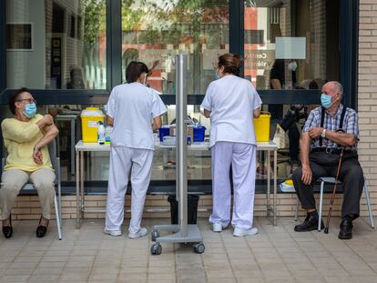 Personal sanitario administra el miércoles la vacuna de la gripe en Valencia.