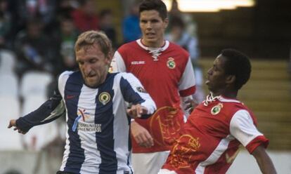 Diego Rivas, del Hércules, disputa un balón con Koné durante el partido.